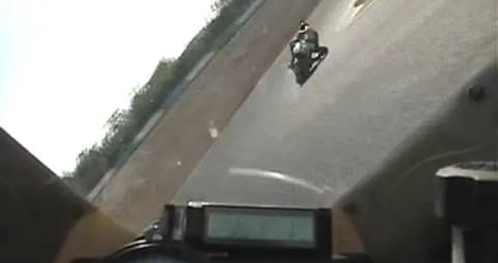 GSX-R1000 vs TZ250 at twin ring motegi in Japan