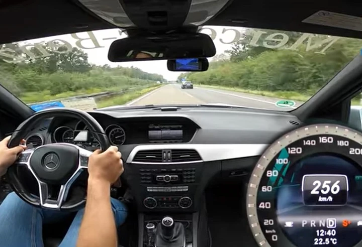 Mercedes C63 AMG: il sound del V8 in Autobahn [Video]