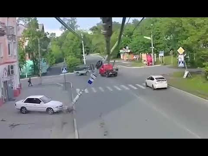 Vecchia automobile abbatte un grande palo elettrico [Video]