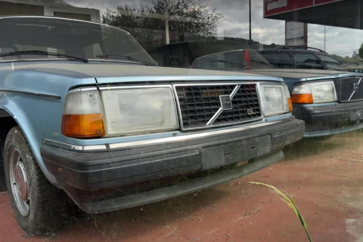 Il concessionario abbandonato è rimasto congelato agli anni '90