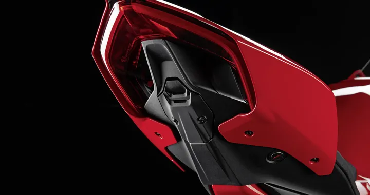 Ducati Panigale V4: in pista con il pacchetto accessori Racing