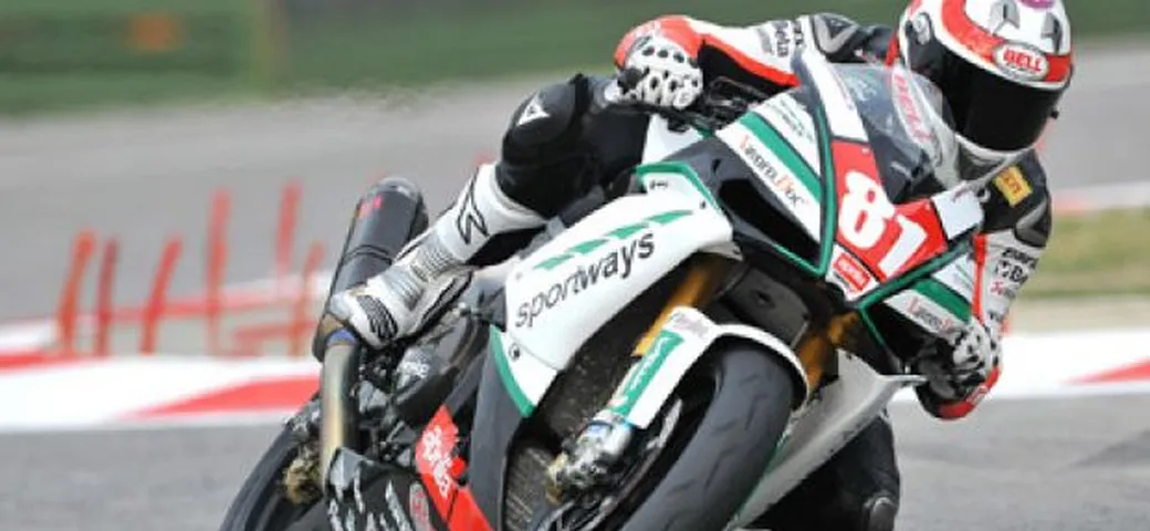 Superstock 1000: Ayrton Badovini porta l'Aprilia RSV4 alla prima storica Pole Position
