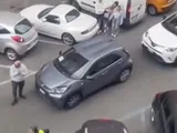 Auto abbandonata blocca il traffico, inciviltà senza confini
