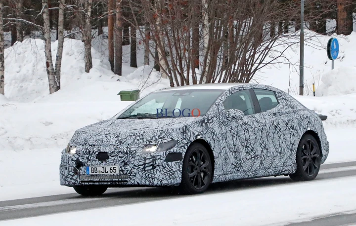 Mercedes-Benz EQE: le foto spia