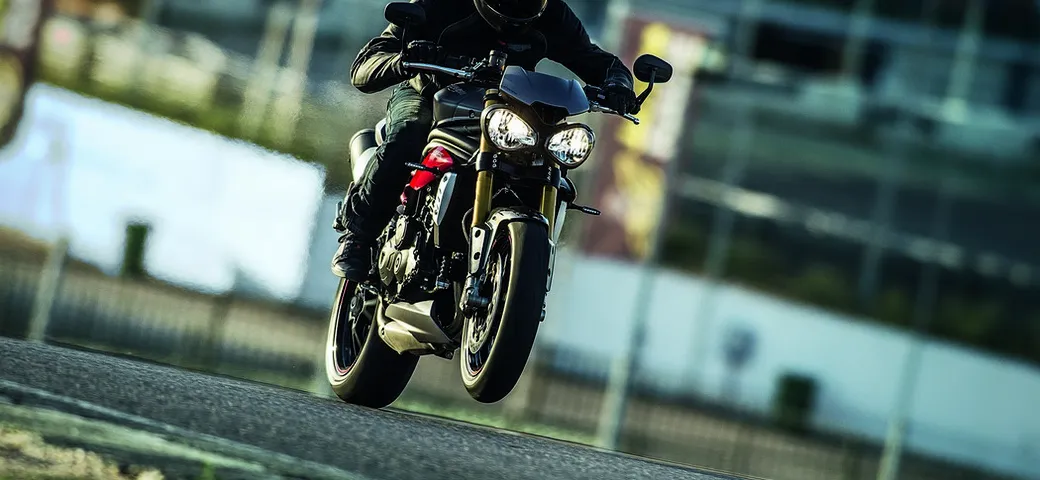Triumph Speed Triple S e R 2016: dettagli e prezzi