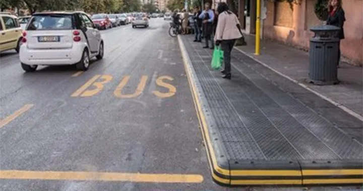 Roma: arriva la pedana alla fermata dell'autobus