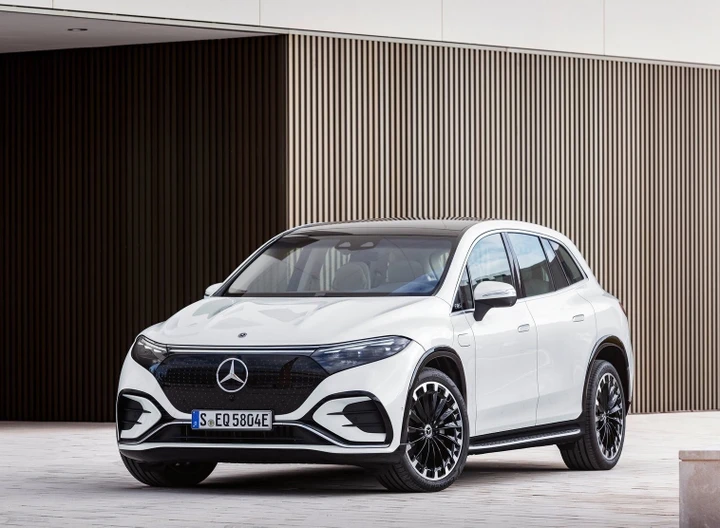 Mercedes-Benz EQS SUV: l'ammiraglia elettrica a ruote alte