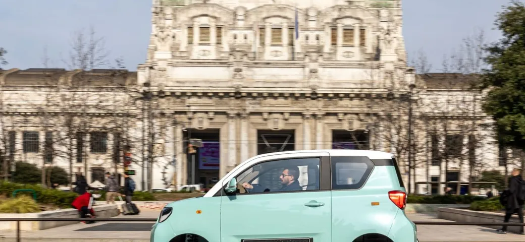 Questo quadriciclo elettrico sfida le citycar: due posti e una buona autonomia