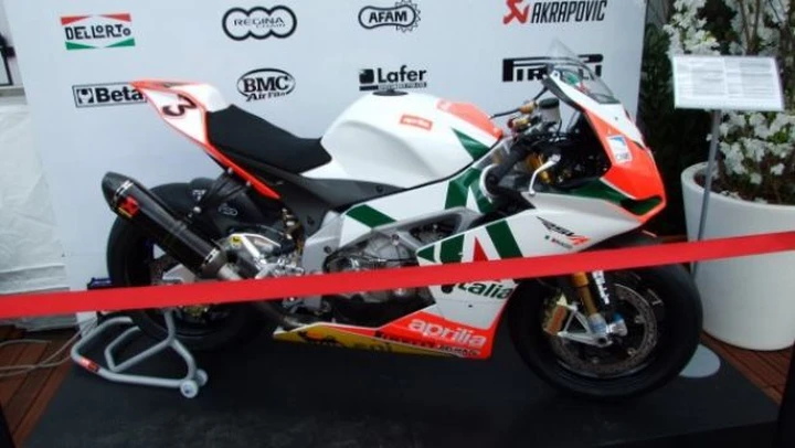 Aprilia RSV4 Biaggi Replica: 200 cv, 175 kg e 50.000 euro
