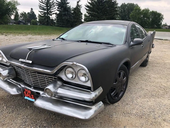 Una Dodge Intrepid in stile Batman, ma non troppo