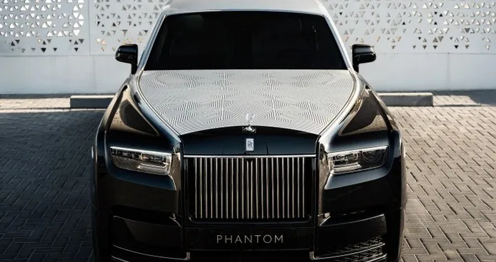 Rolls Royce e il primo cofano inciso a laser nella Phantom Extended Arabesque