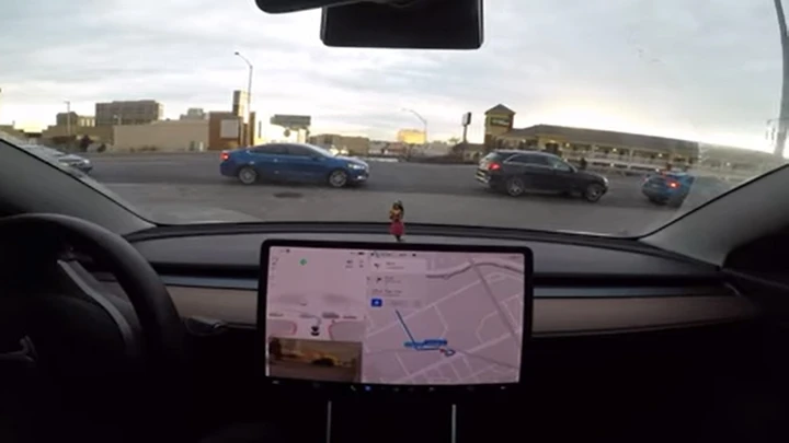 Tesla Full Self Driving: tra prodezze e pericoli scampati [Video]