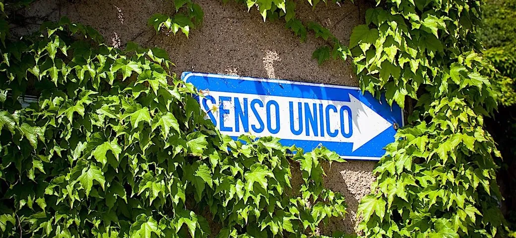 Suora contromano in circonvallazione