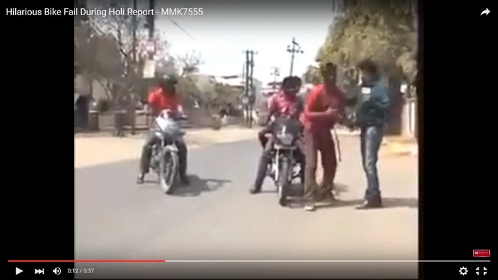 Motociclista colpisce un presentatore [Video]