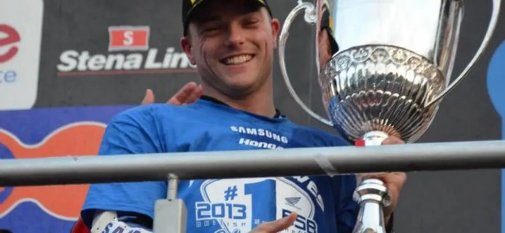 Superbike: Alex Lowes firma col team Voltcom Crescent Suzuki