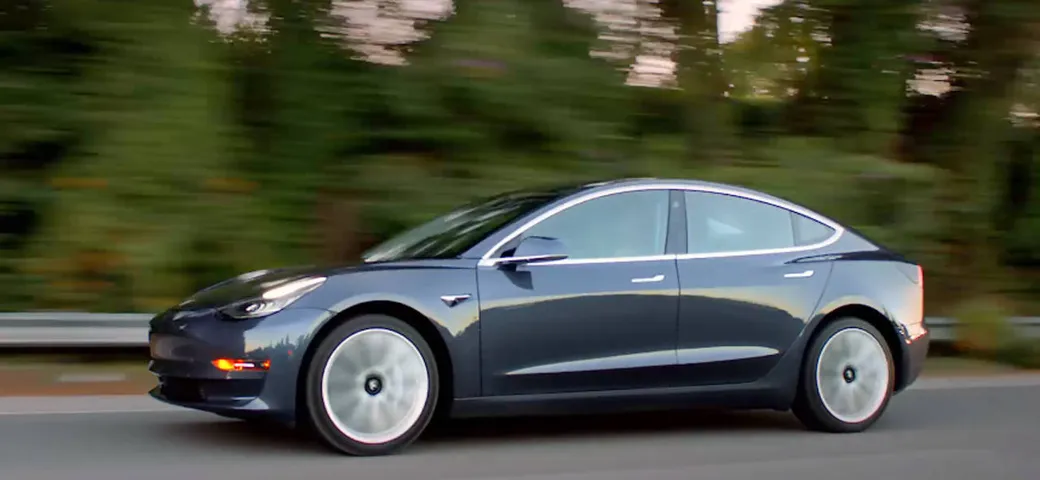 Tesla Model 3: produzione di nuovo ferma a causa dei robot