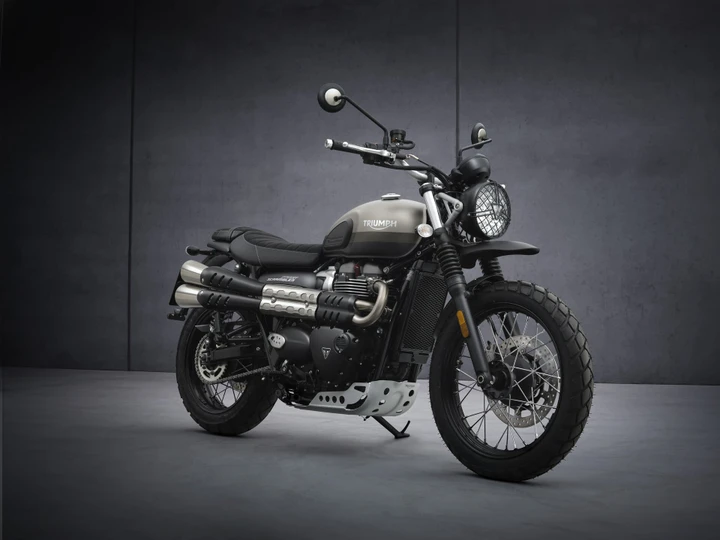 Triumph svela Street Scrambler 2021 e la nuova Street Scrambler Sandstorm: caratteristiche e prezzi