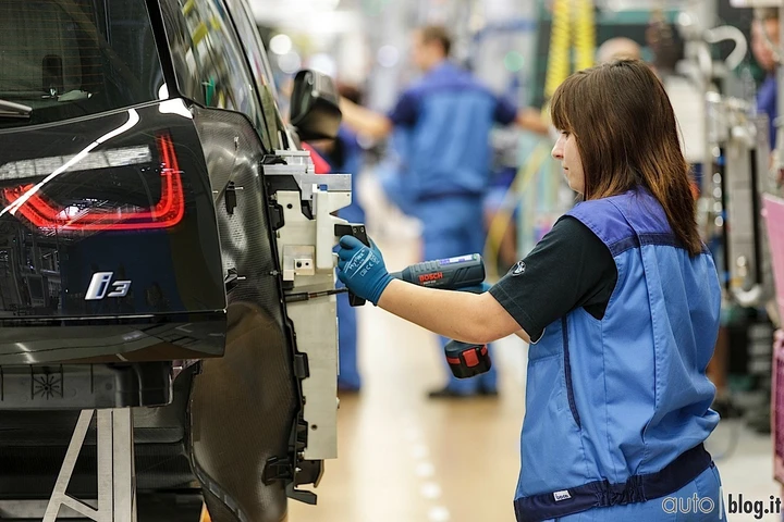BMW i3: il processo produttivo in video