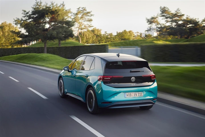 Auto elettriche: Volkswagen potrebbe superare Tesla già nel 2021?