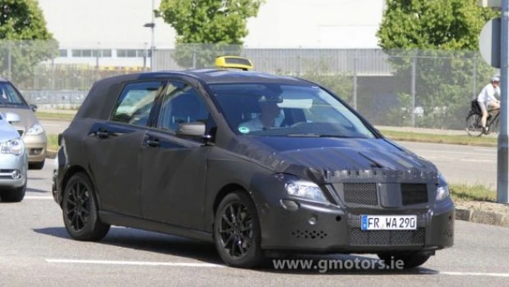Mercedes Classe B: foto spia di un muletto...taxi!
