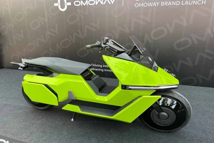 Omoway Omo X: lo scooter che ti parcheggia da solo (e ha pure stile)