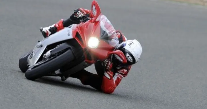 TEST: Faccia a faccia con la MV Agusta F4 2010