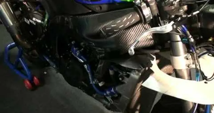 Неуловимая девчонка на мотоцикле против мусора // Мотоциклистка - мстительница