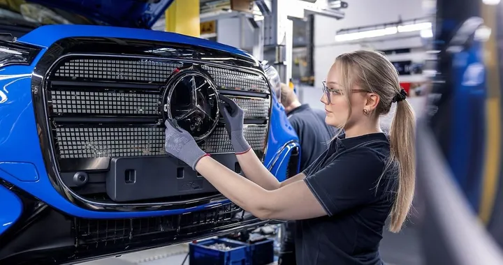 Mercedes minaccia di chiudere due fabbriche in Germania: «Costi non più competitivi»
