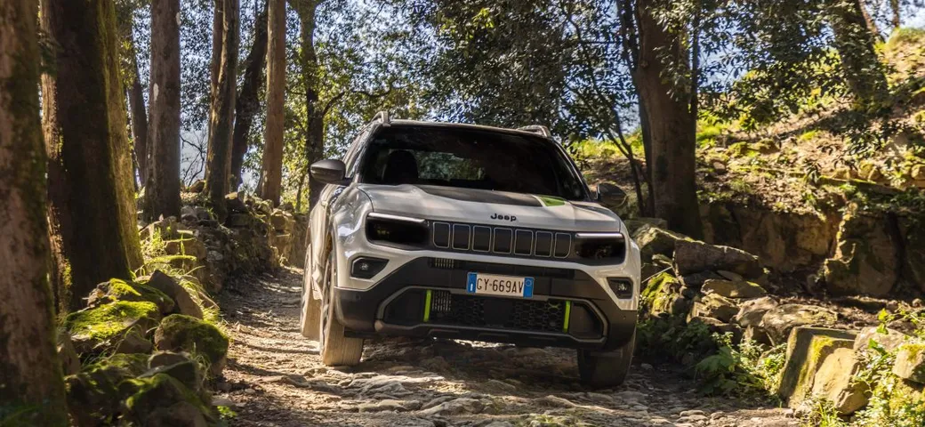 Jeep Avenger 4xe, arriva su strada la versione a trazione integrale