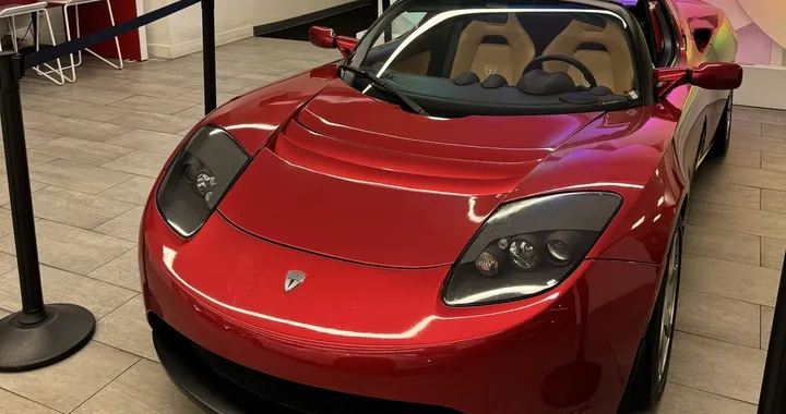 Tesla Roadster, Sam Altman annulla la prenotazione dopo 7 anni