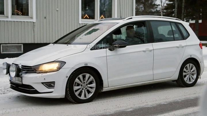 Volkswagen Golf Sportvan: prime foto spia