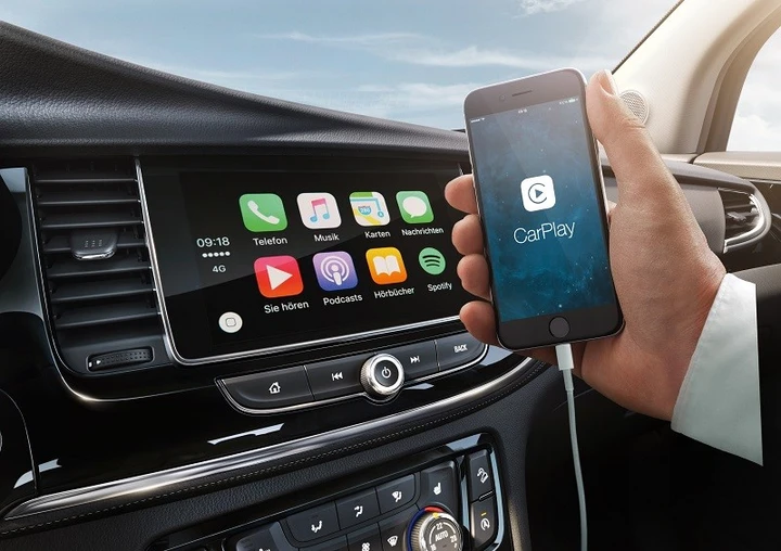 Opel integra Waze e Google Maps in Apple CarPlay