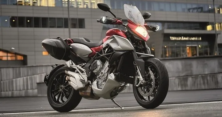 MV Agusta Stradale 800 2015: nuovo video e foto ufficiali