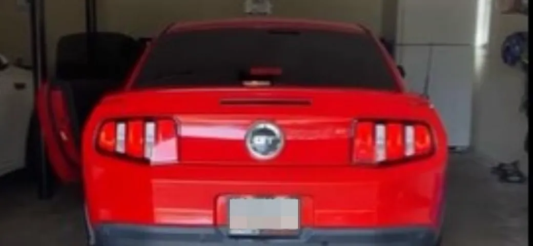 Bambino accende una Mustang e va contro il muro [Video]