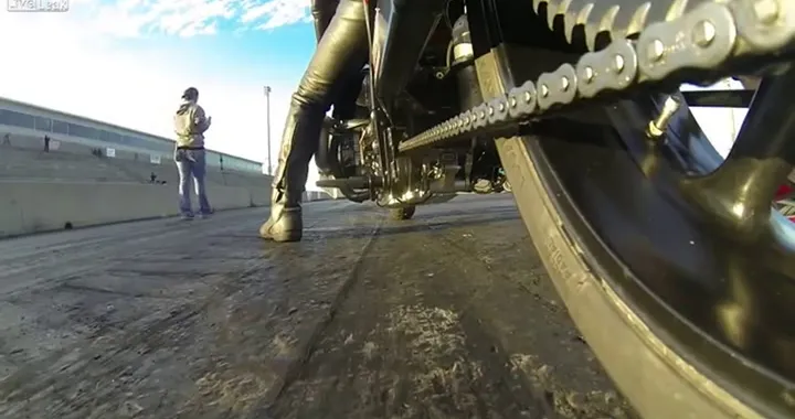 Moto Drag Racing da una prospettiva insolita