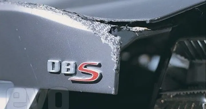 Ciò che resta della Aston DBS di 007