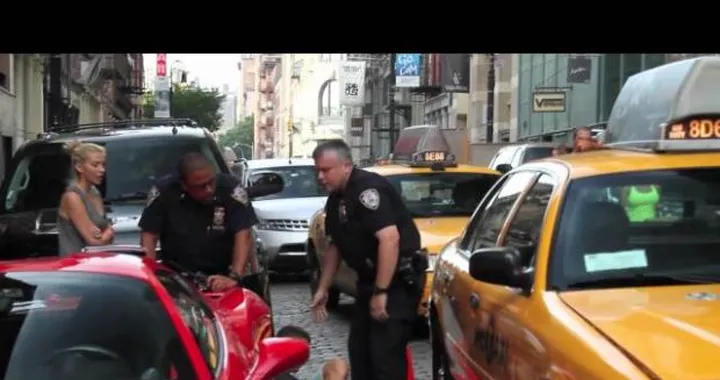 Su una Ferrari 458 tenta di investire un poliziotto a New York: arrestato