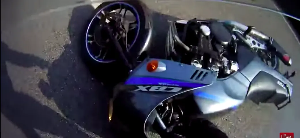 Fa lo sbruffone e cade a 200 km/h [Video]