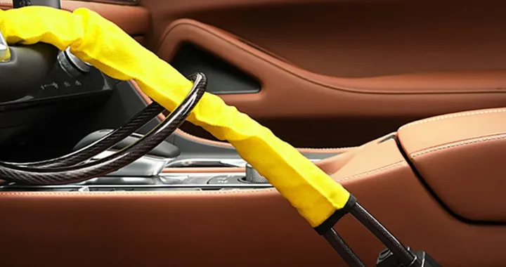 Auto al sicuro con il bloccasterzo low cost