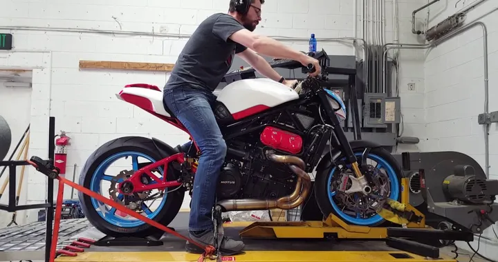 Dyno Pull with drag pipes on the naked FullerMotus custom