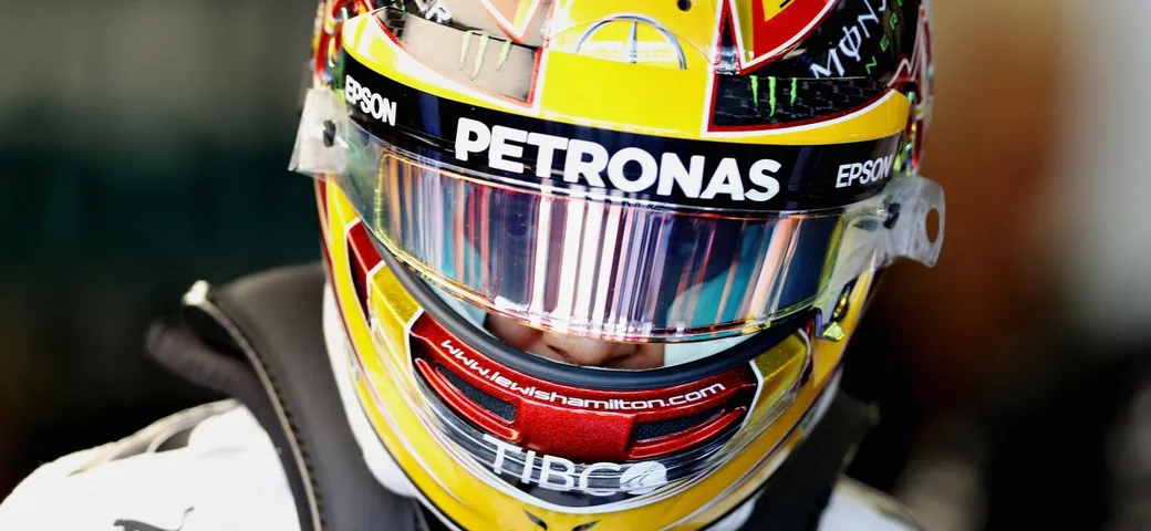 Lewis Hamilton: l'esordio su una moto in pista e poi... il volo