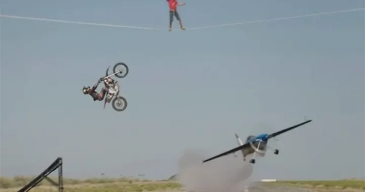 Video: Backflip sopra un aereo e sotto un acrobata?