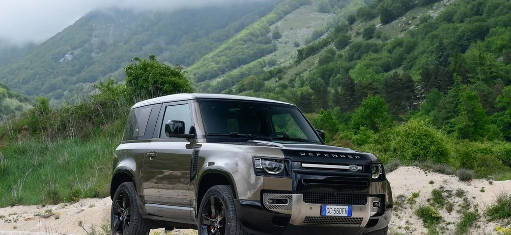 Land Rover Defender 90 P400 MHEV: la prova su strada e in off-road