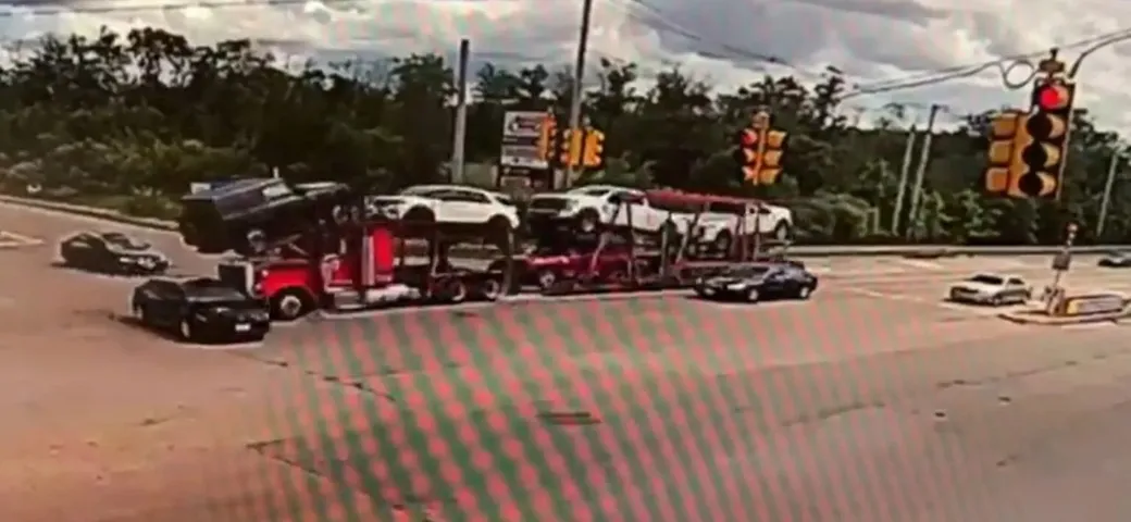 Bisarca passa col semaforo rosso: spaventoso incidente [Video]