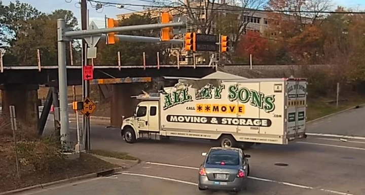 11foot8: il mini ponte incubo dei camion [Video]