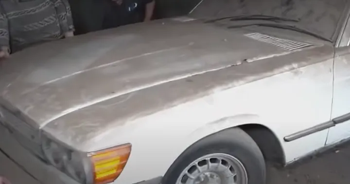 Questa Mercedes riceve il primo lavaggio dopo 20 anni [VIDEO]