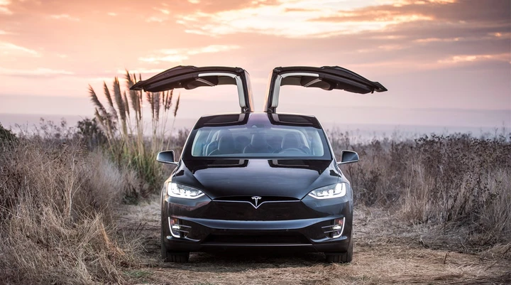 Tesla Model X: ecco le nuove funzioni