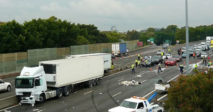 Camion si ribalta in autostrada, migliaia di gratta e vinci sull'asfalto