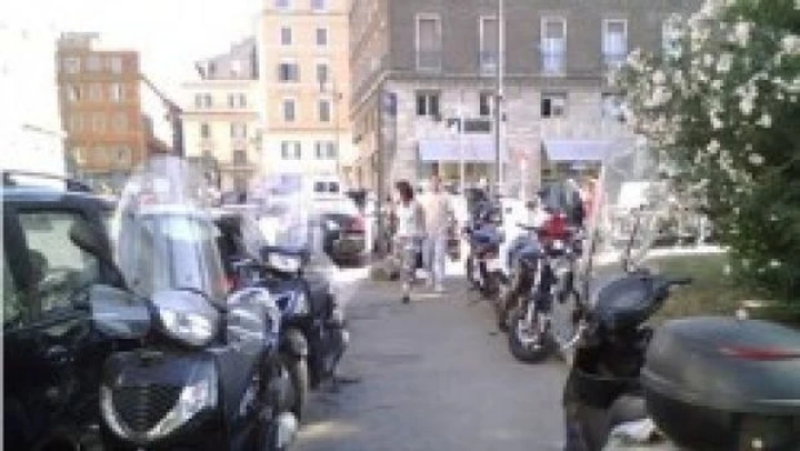Sosta sul marciapiede: facciamo un pò di chiarezza