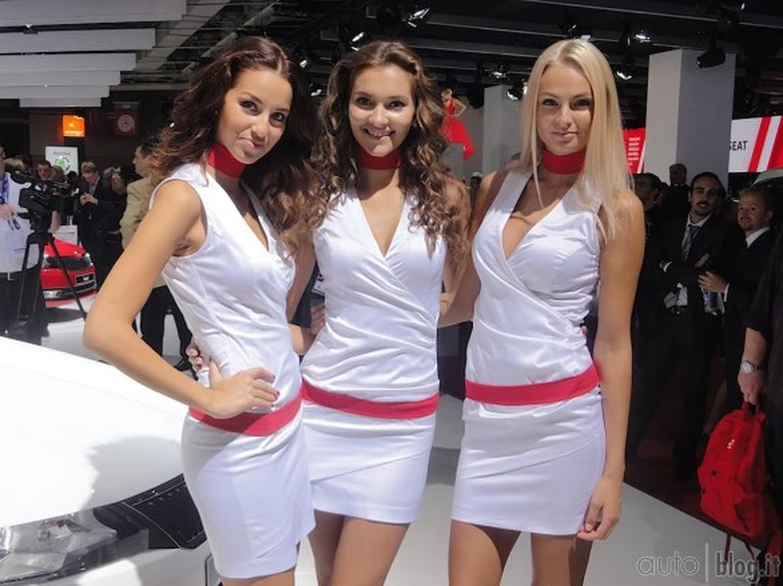 Le ragazze del Salone di Parigi 2012 in video